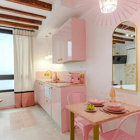Glamorous Pink In Center Apartment